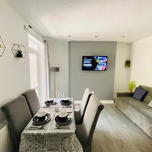 Emerald Living, 4 Bedrooms In The Heart Of Swansea, Close To Beaches! Holiday home