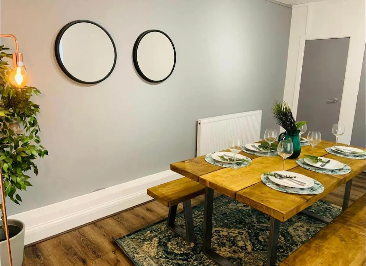 4 Bed Executive Style House - Near City Centre Swansea 0*,